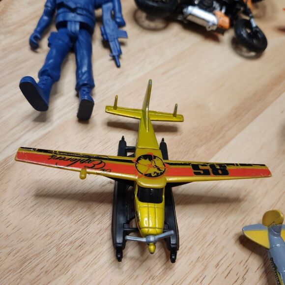Mixed Toy Lot – Small Figurines, Planes & Bikes - Picture 7 of 9